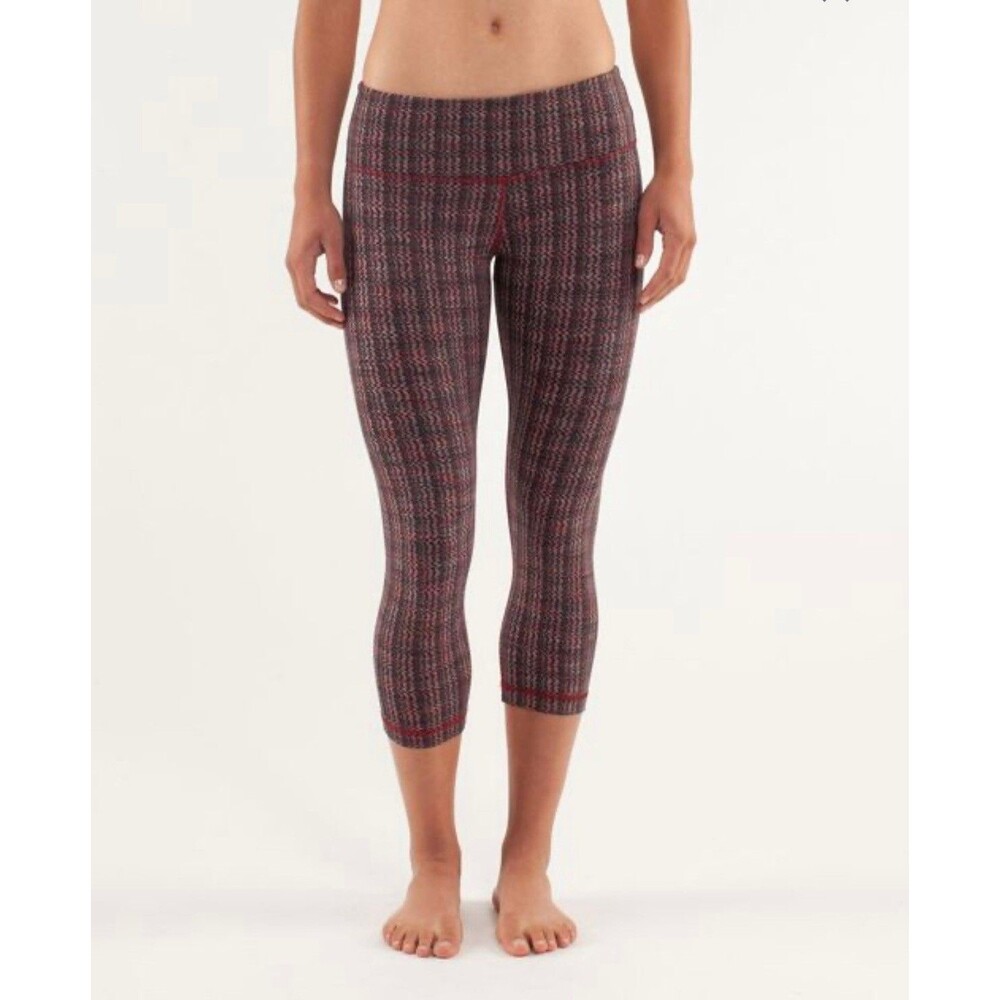 LULULEMON Wunder Under Crop 2 Full On Luon Black Quilt Red Athletic EUC B13
